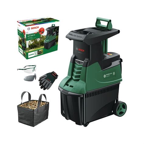 Fotka záhradného valca na čerstvo pripravenej pôde