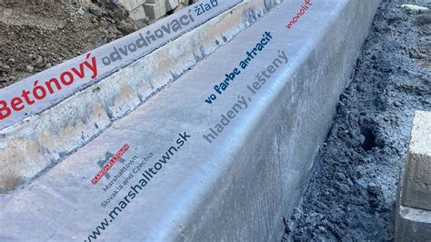 Foto prípravy debnenia a armatúry pre betónový základ