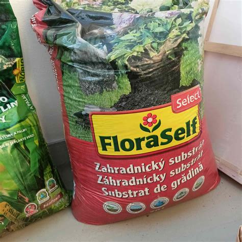 Infografika porovnávajúca pôdu, zeminu a substrát