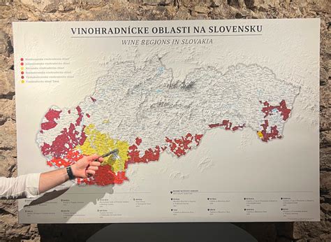 Mapa slovenských vinohradníckych oblastí so zvýraznenou stredoslovenskou oblasťou