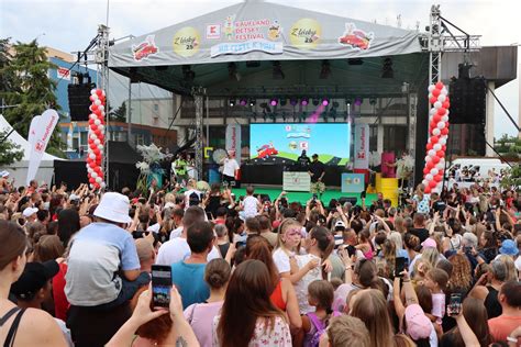 Tematické foto: Komunita kosiacich ľudí na festivale alebo workshope