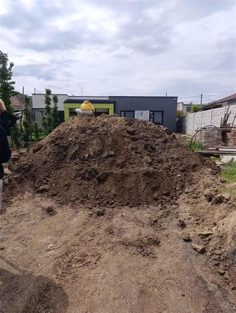 Zemina pripravená na odvoz alebo zasypávanie