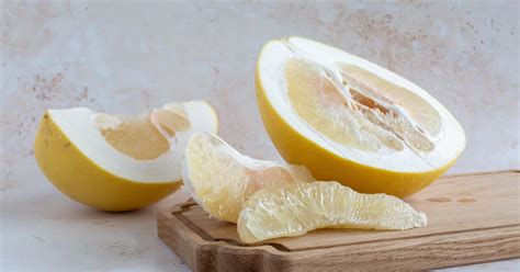 Sada semienok pomela a čerstvé pomelo