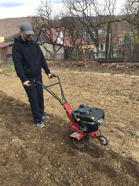 ilustrácia rozdielov medzi rotavátorom a kultivátorom (schéma)