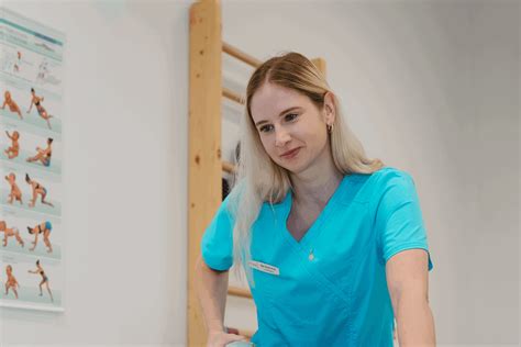 Schéma znázorňujúca rozdiel medzi akútnym zápalom (hojenie) a chronickým zápalom (poškodenie buniek)