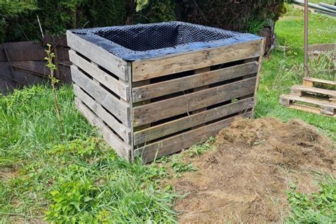 DIY kompostér z plastovej nádoby s otvormi na vetranie