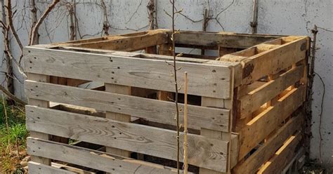 Ilustrácia dvojkomorového kompostéra z paliet