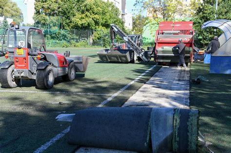 detail poškodeného trávnika na futbalovom ihrisku