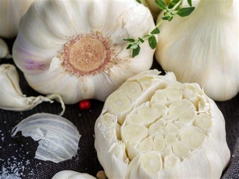 ilustračné foto: upečený cesnak vytlačený zo šupiek