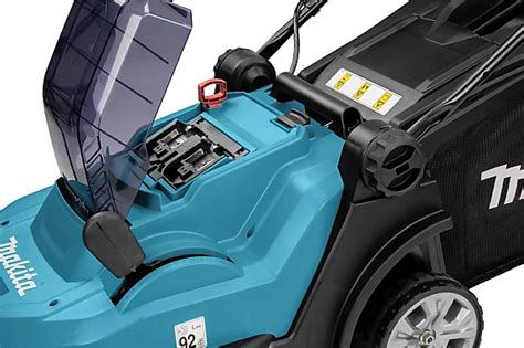 Detail akumulátorovej kosačky Makita DLM432Z v akcii