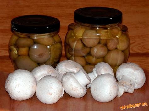 Fotografia: Cesnak fermentujúci v slanom náleve v sklenom pohári
