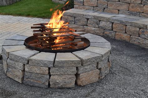 Ilustrácia záhradných prvkov Garden Block v rôznych konfiguráciách (ohnisko, kvetináč, múrik)