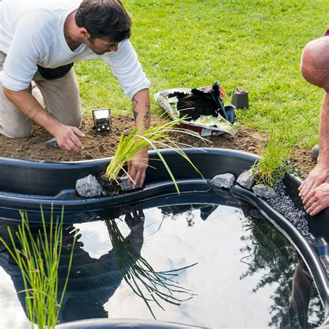 Záhradné jazierko alebo biobazén v prirodzenom prostredí