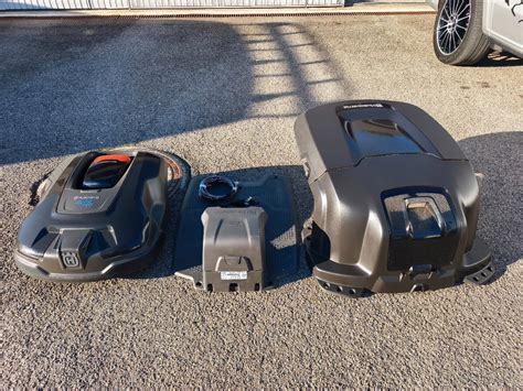 Ilustrácia: Robotická kosačka Husqvarna pri nabíjacej stanici