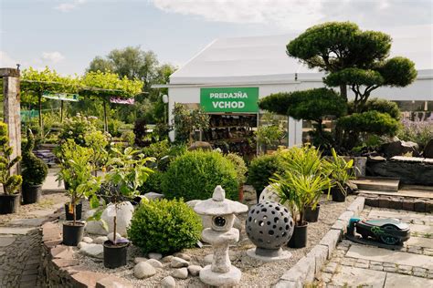 Záhradné centrum s rôznorodými okrasnými drevinami a rastlinami