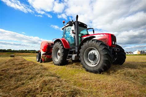 Foto: Poľnohospodársky traktor pri zbere hrachu
