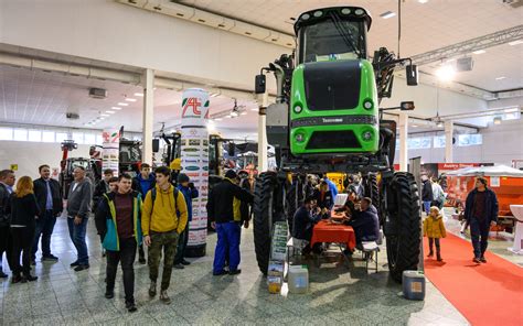 fotografia poľnohospodárskej techniky na výstavisku Agrokomplex