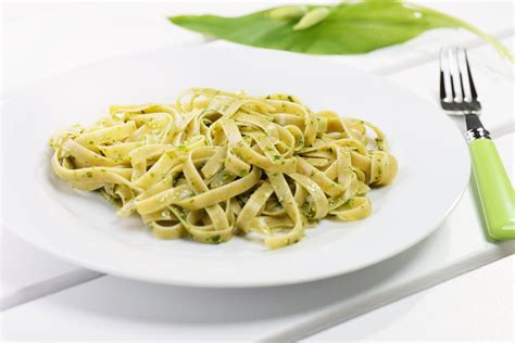 fotka sušiaceho sa cesnaku vo vrkočoch