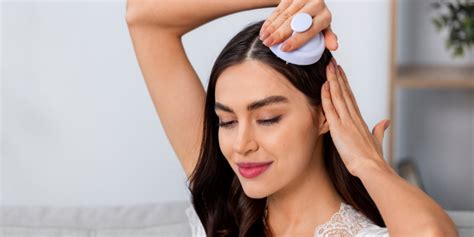 Tematické foto: Osoba si masíruje pokožku hlavy