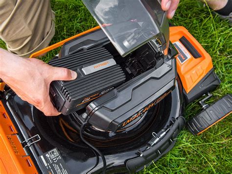 Produktové foto akumulátorovej kosačky Patriot LM46 40V v akcii