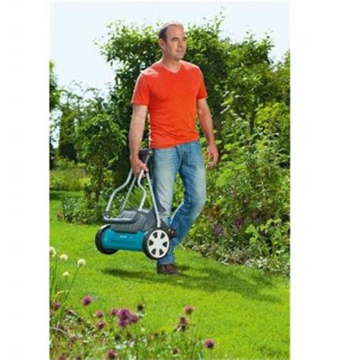 Tematická fotografia vretenovej kosačky Gardena Comfort 400 C na upravenom trávniku