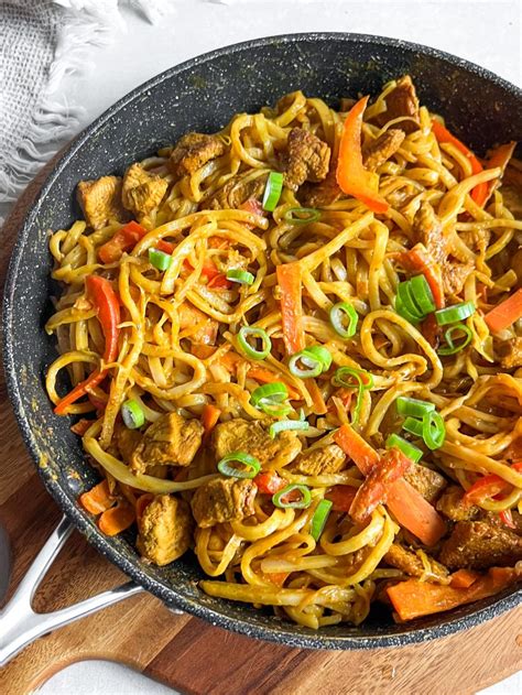 udon rezance s kuracím mäsom a zeleninou