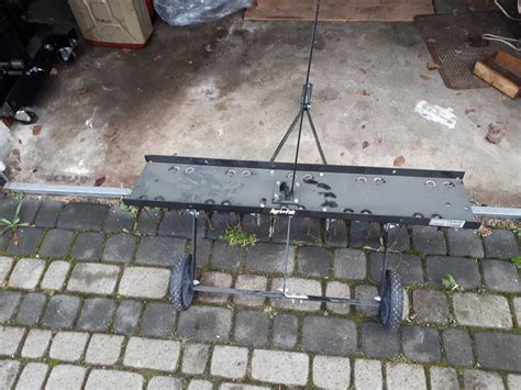 Ilustračná fotografia záhradného traktora MTD s pripojeným príslušenstvom