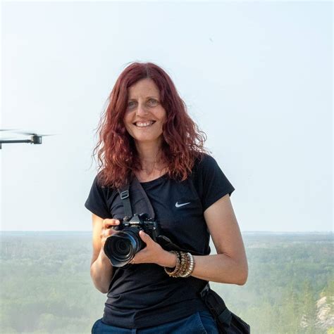 Ilustrácia páru kráv s objavujúcimi sa srdcami nad hlavami, pripravených na rozmnožovanie.