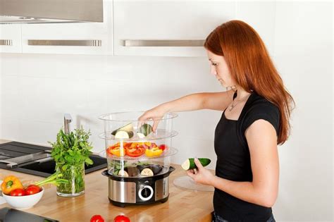 Ilustrácia rôznych metód varenia: varenie na pare, pečenie v alobale, dusenie