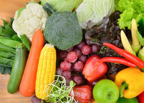 Koláž rôznych druhov ovocia a zeleniny s označením vhodných a nevhodných