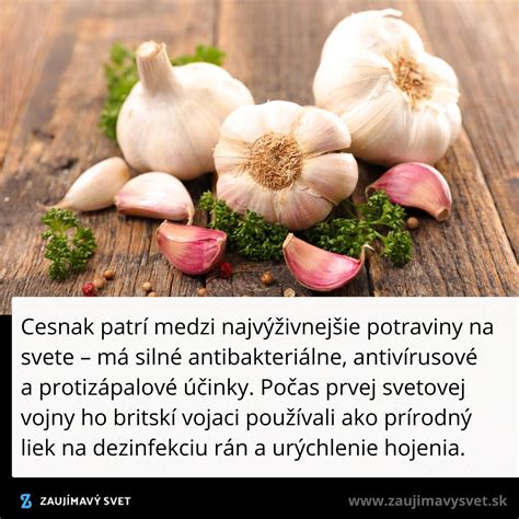 Kombinácia cesnaku a chrenu na drevenej doske.