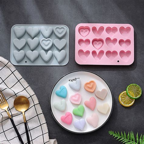 Ukážka vyplnenia silikónovej formičky marcipánom