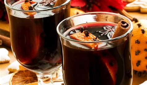 Fotografia vareného vína s klinčekmi, škoricou a pomarančom