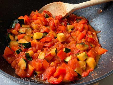 pestrá paleta čerstvej zeleniny: nakrájaná cuketa, paprika, cibuľa a cesnak pripravené na varenie