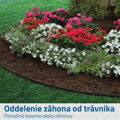 Záhradný kútik s mulčovaným záhonom a ručne vytrhanou burinou.