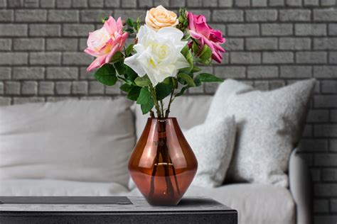 Koláž fotografií umelých kvetov pred a po vyčistení.