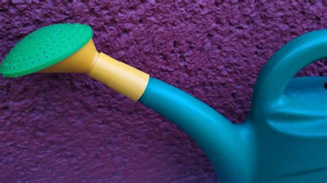 Detailný záber na antracitovú plastovú krhlu s nasadenou kropiacou ružicou