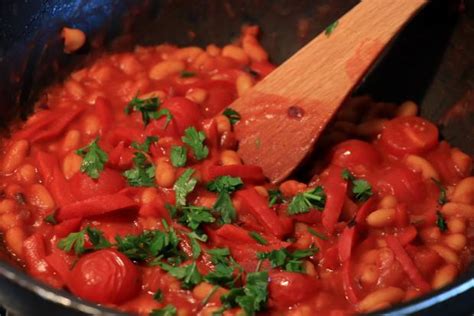 Rôzne jedlá pripravené z kukurice, fazule a tekvice