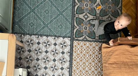 Detailná fotografia textúry záťažového koberca odolného voči kolieskovým stoličkám