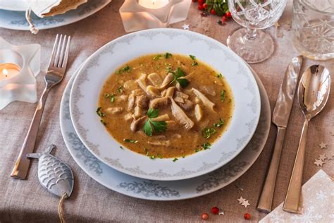 Koláž rôznych jedál pripravených z hlivy: rezeň, polievka, šalát, zapečená hliva.