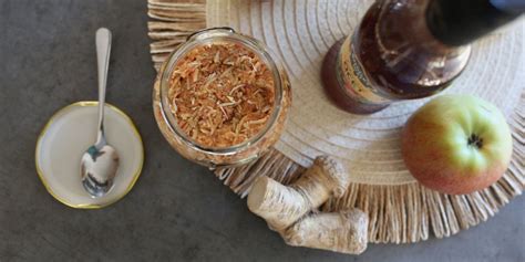 Detailná fotografia napadnutého jablka s typickými korkovitými škvrnami a deformáciami.