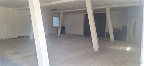 Fotografia tmavého, vetraného skladovacieho priestoru s debničkami zemiakov