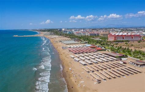 Foto pláže pri hoteli Oleander Side s ležadlami a morom