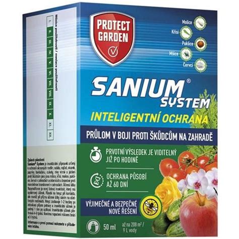 Zelená záhrada s rastlinami paradajok, ošetrovanými prírodnými postrekmi, s dôrazom na prevenciu proti škodcom a chorobám.