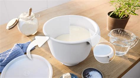 Ilustrácia prípravy substrátu pre PF Tek: miešanie vermikulitu s vodou a ryžovou múkou v miske.