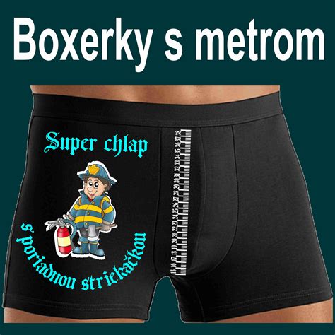 Detailný pohľad na proces inokulácie sklenenej nádoby injekčnou striekačkou so spórami.