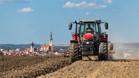 Tematické foto roľníckej rodiny pracujúcej na poli