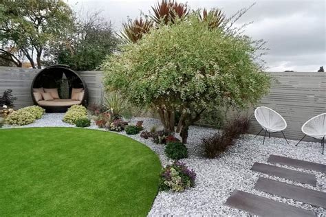 Dizajn modernej záhrady s využitím rôznych druhov štrku a okrasných rastlín.