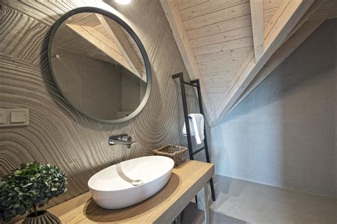 Ilustrácia starého otca v podkroví s krabicami plnými pokladov