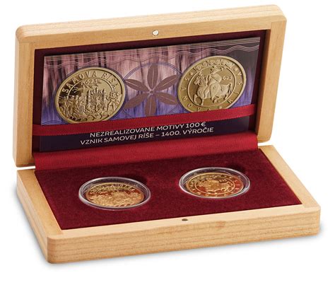 Koláž rôznych typov zberateľských mincí a medailí